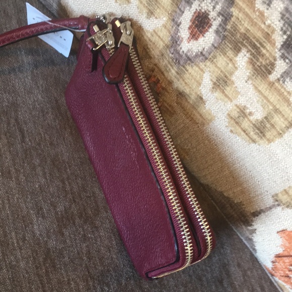 New! Coach Burgundy Pebble Leather Double Corner Zip Wristlet Wallet - Picture 4 of 15